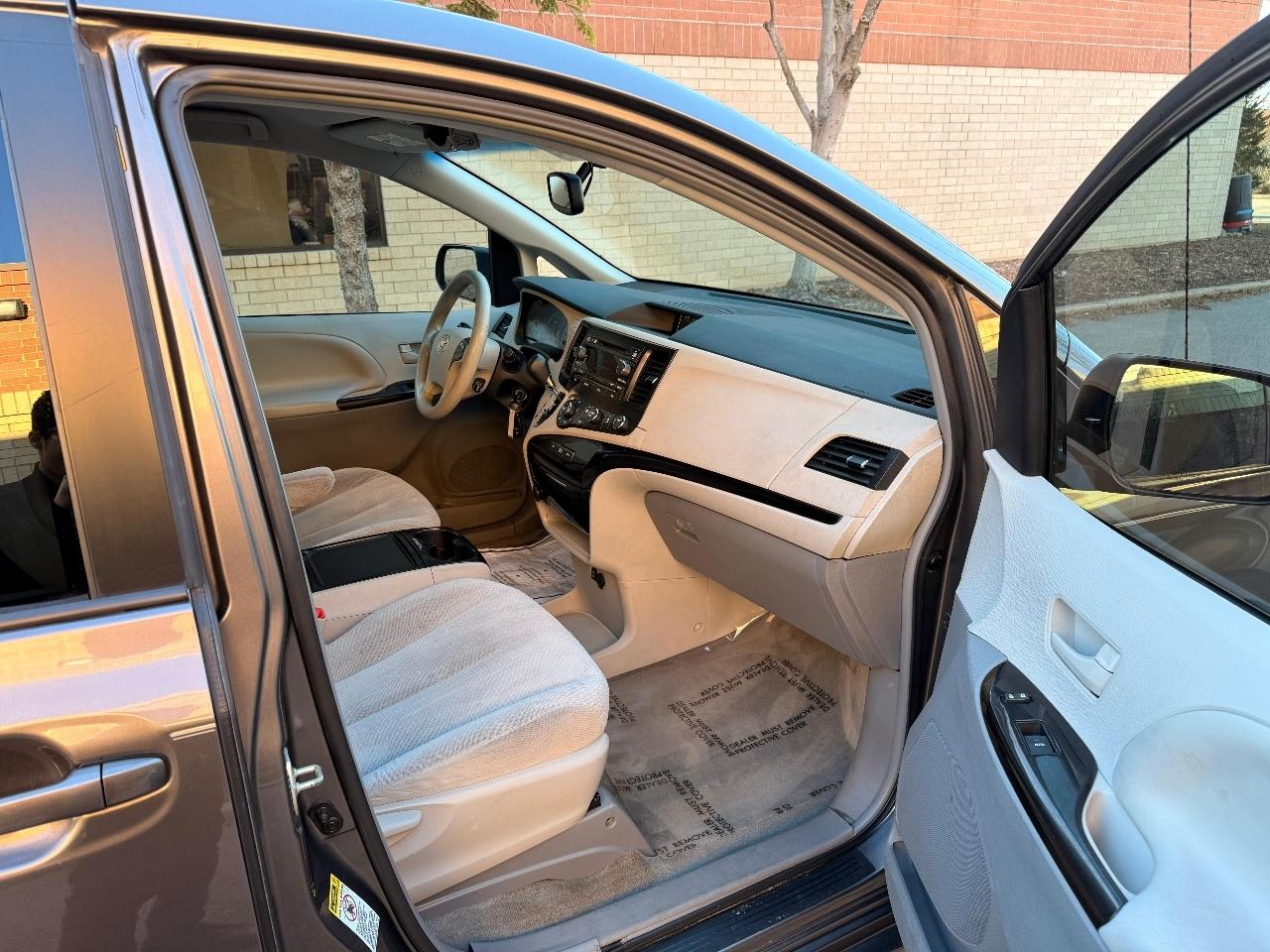 Toyota Sienna LE FWD 8-Passenger V6 2012