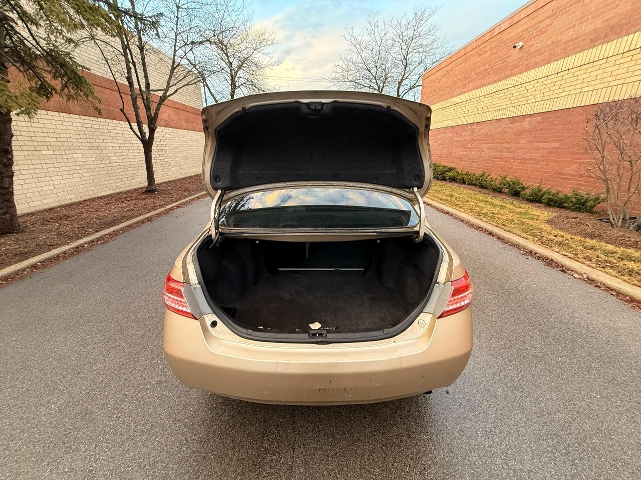 Toyota Camry SE 6-Spd MT 2010