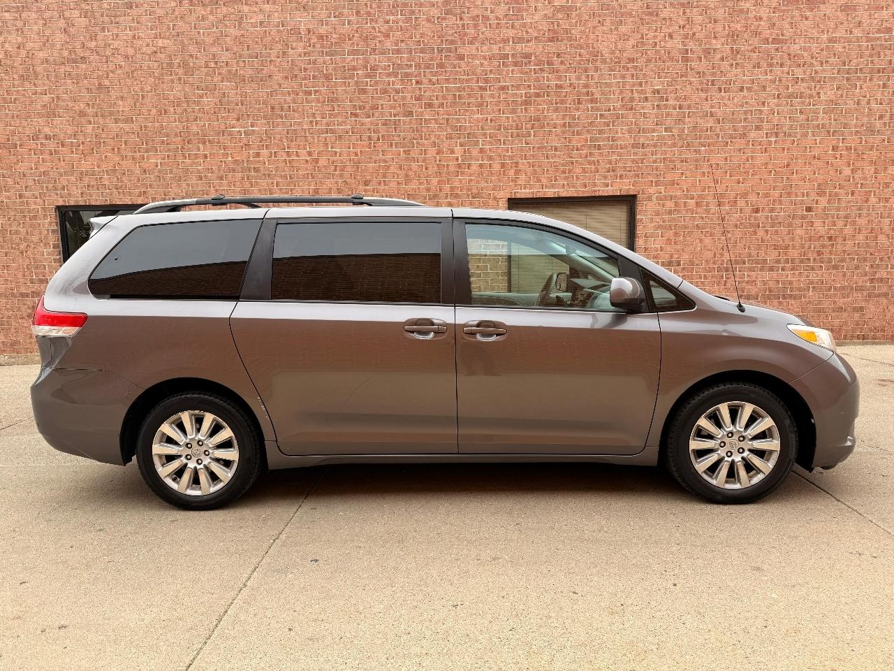 Toyota Sienna LE AWD 7-Passenger V6 2014
