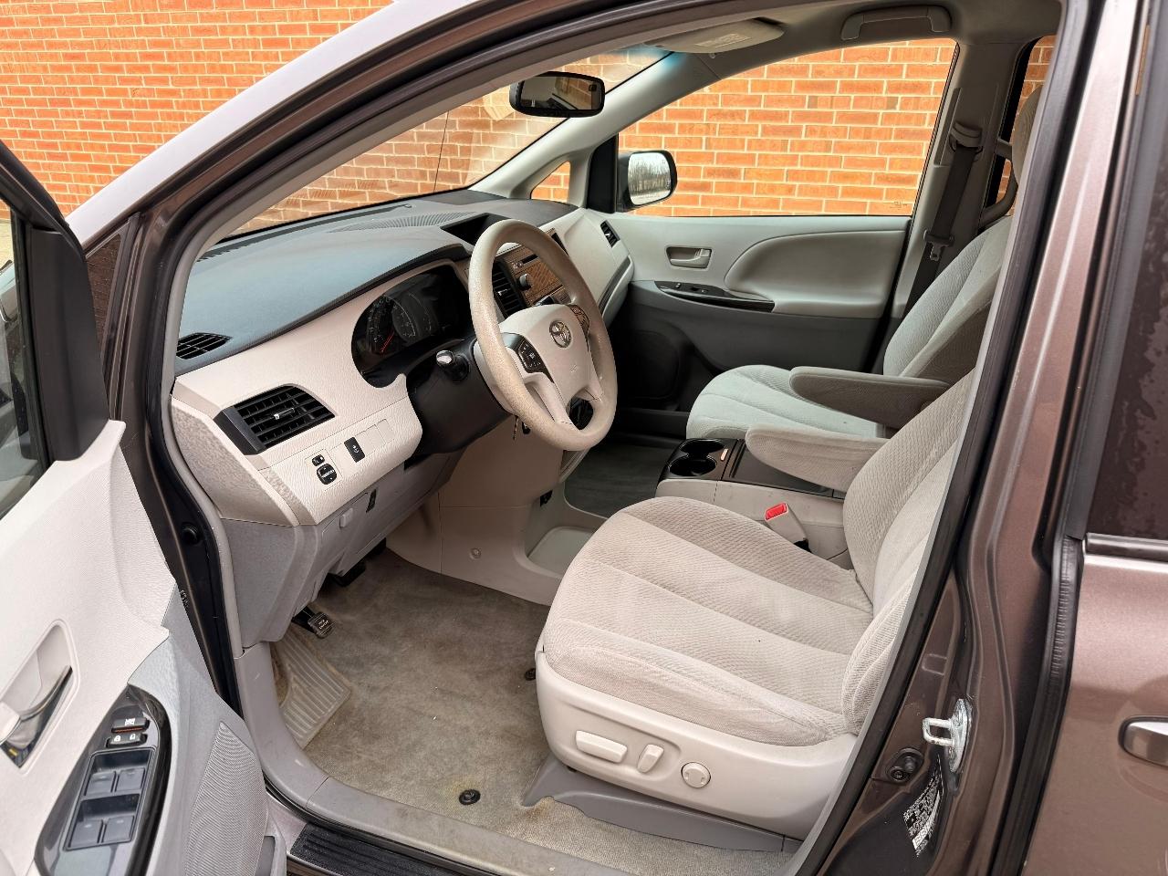 Toyota Sienna LE AWD 7-Passenger V6 2014