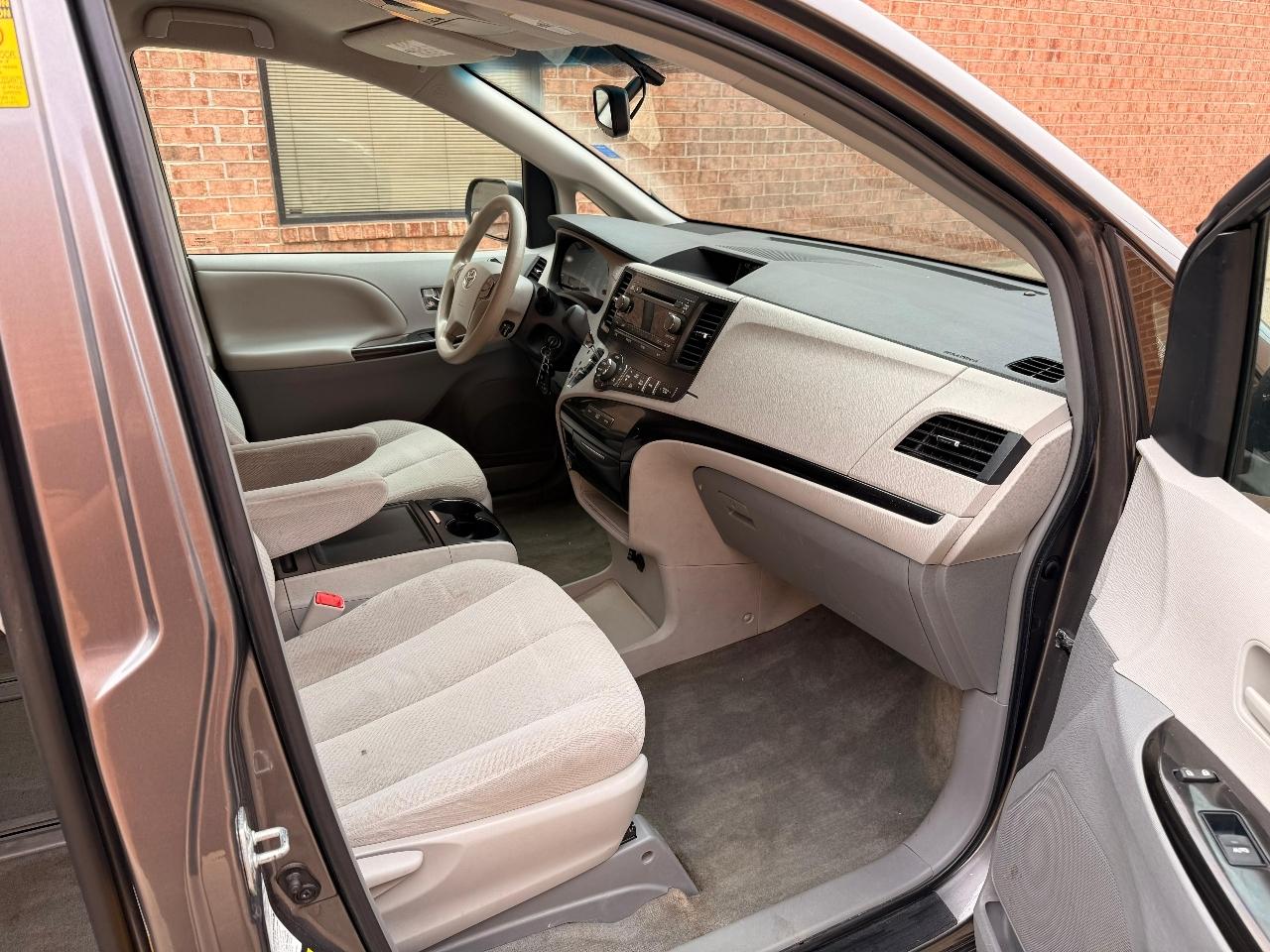 Toyota Sienna LE AWD 7-Passenger V6 2014