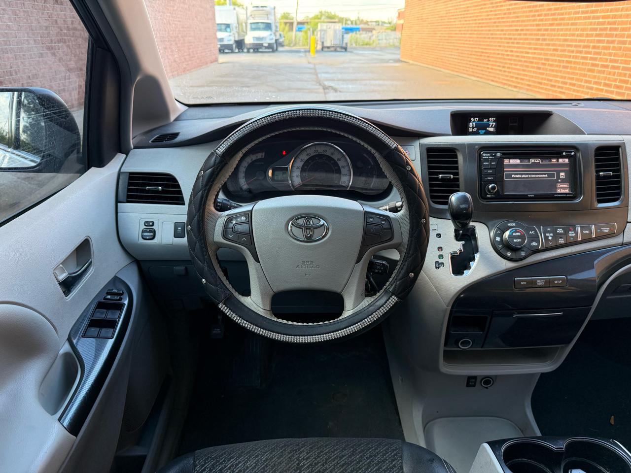 Toyota Sienna FWD 7-Passenger V6 2013
