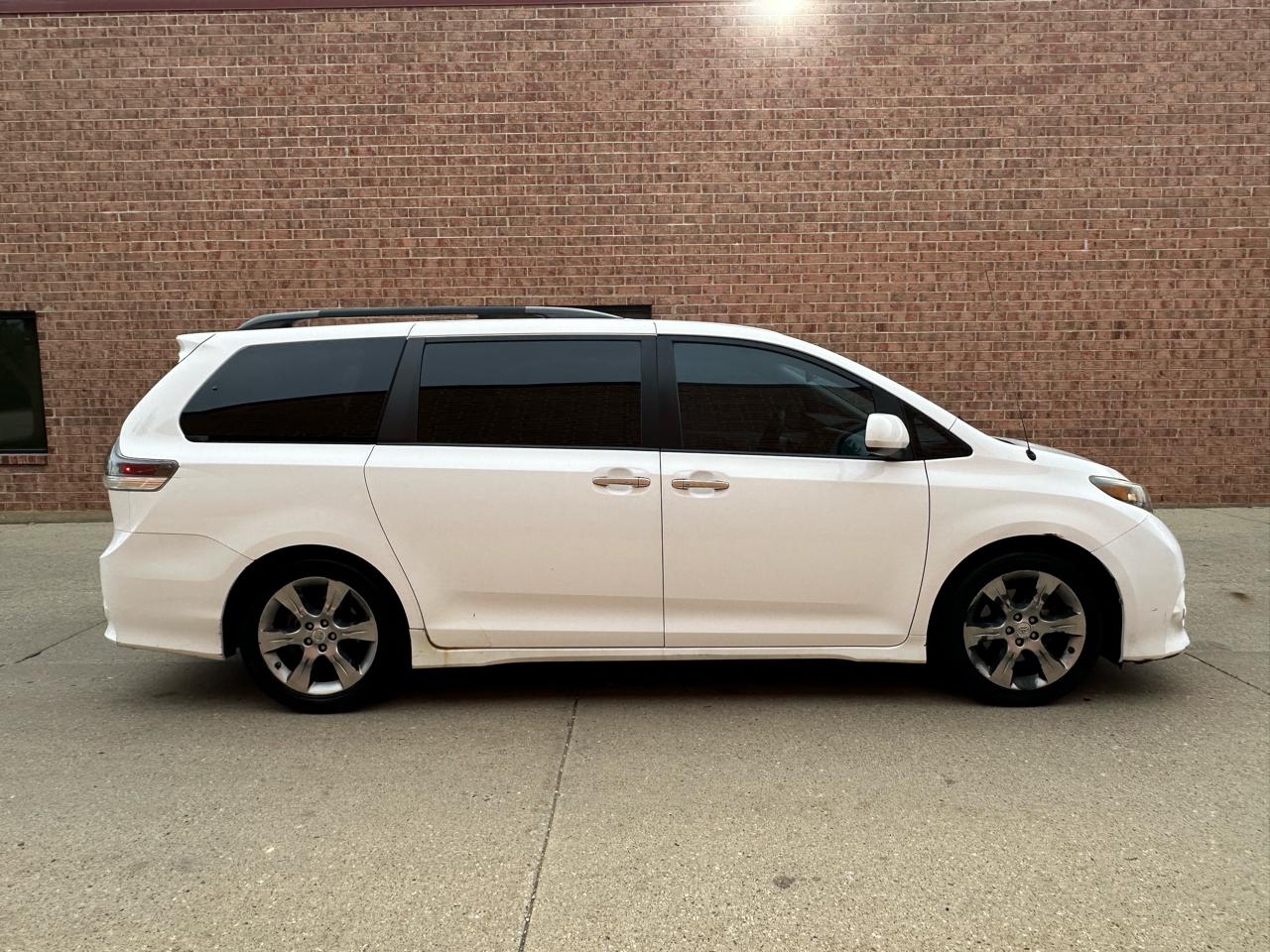 Toyota Sienna FWD 7-Passenger V6 2013