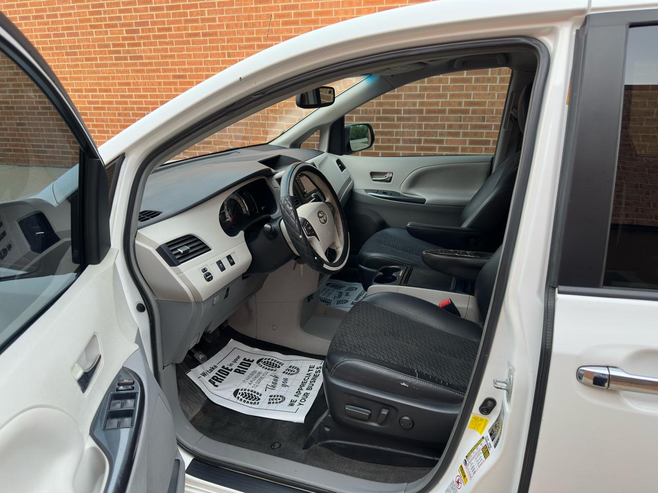 Toyota Sienna FWD 7-Passenger V6 2013