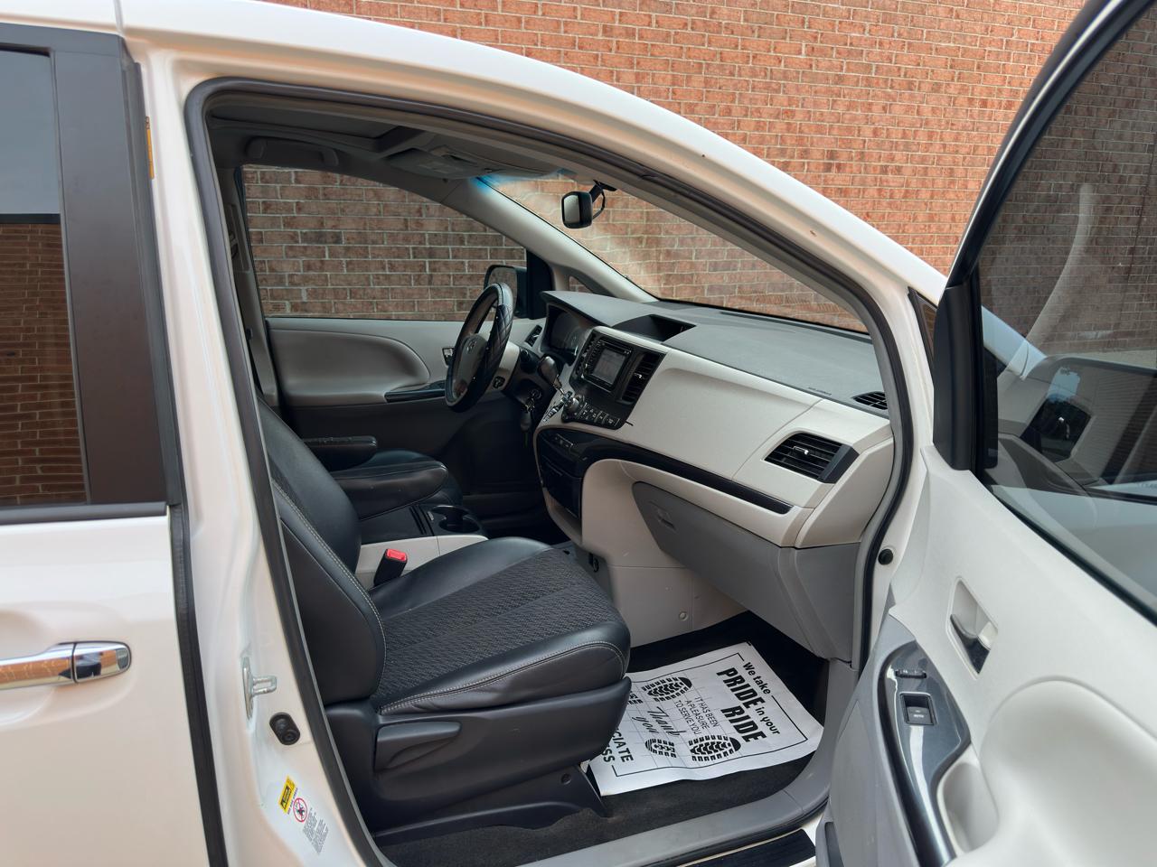 Toyota Sienna FWD 7-Passenger V6 2013