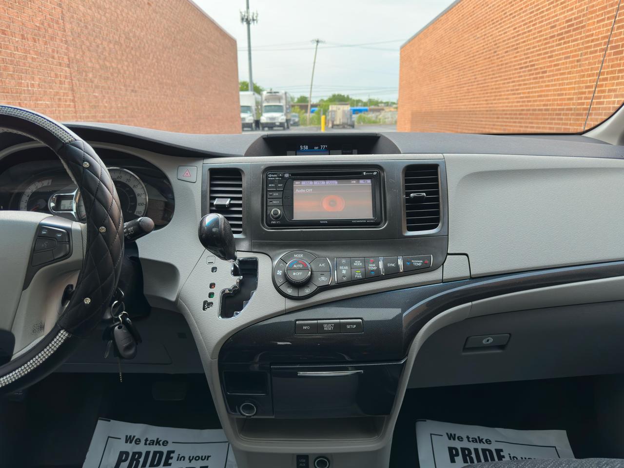 Toyota Sienna FWD 7-Passenger V6 2013