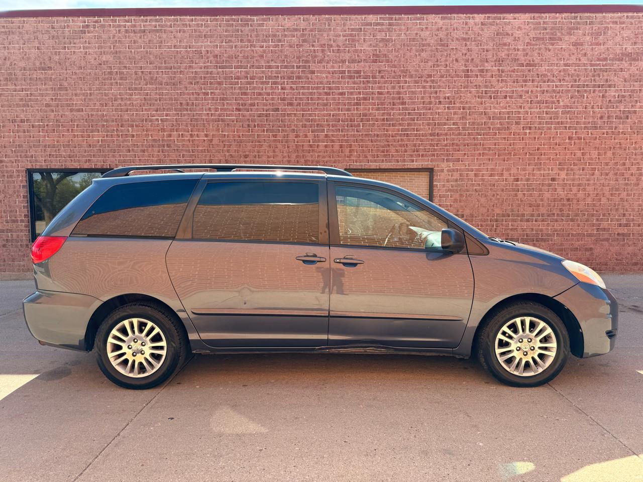 Toyota Sienna CE FWD 7 Passenger 2010