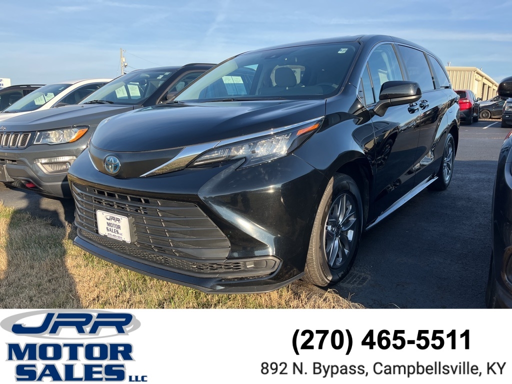 2024 Toyota Sienna LE's photo