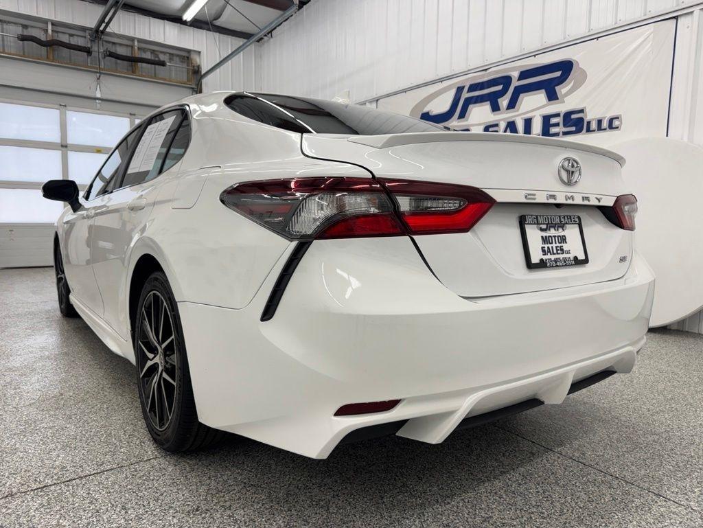Toyota Camry SE Auto (Natl) 2021