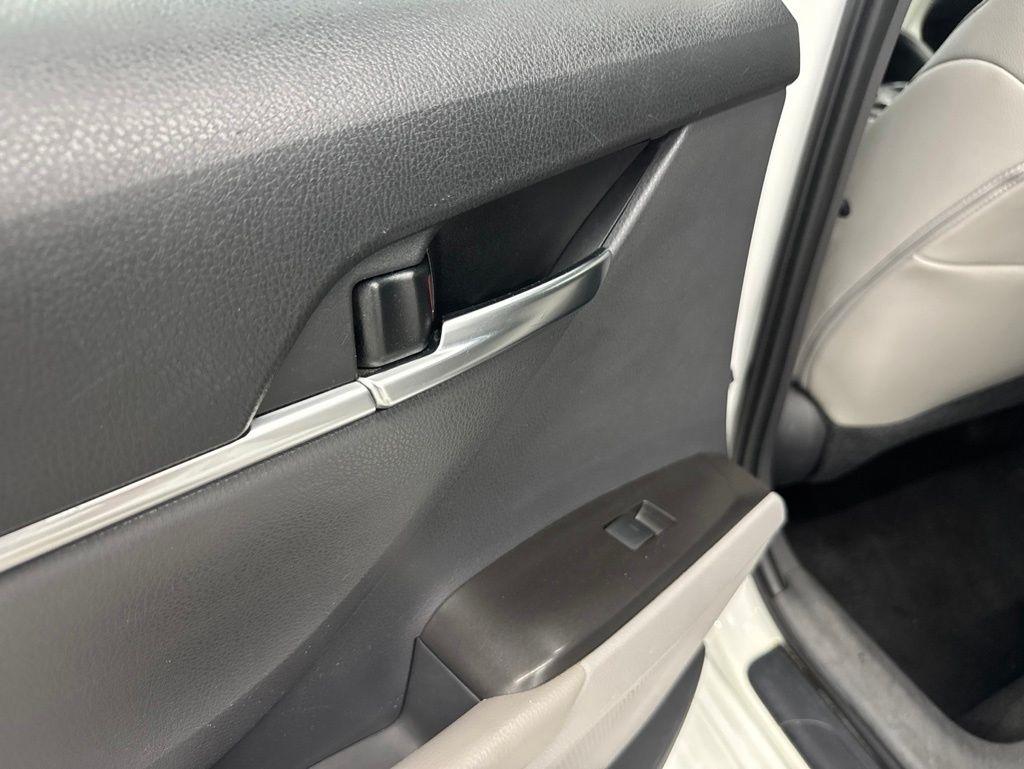 Toyota Camry SE Auto (Natl) 2021