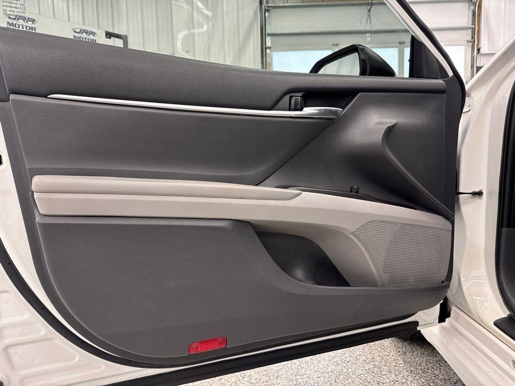 Toyota Camry SE Auto (Natl) 2021