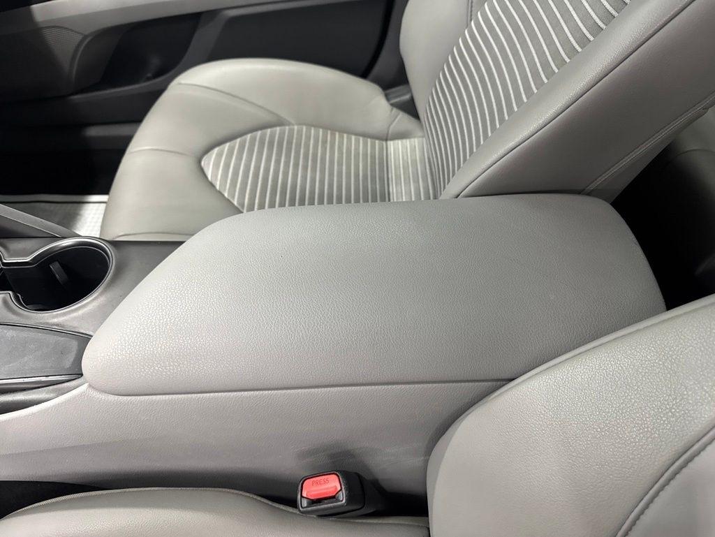 Toyota Camry SE Auto (Natl) 2021