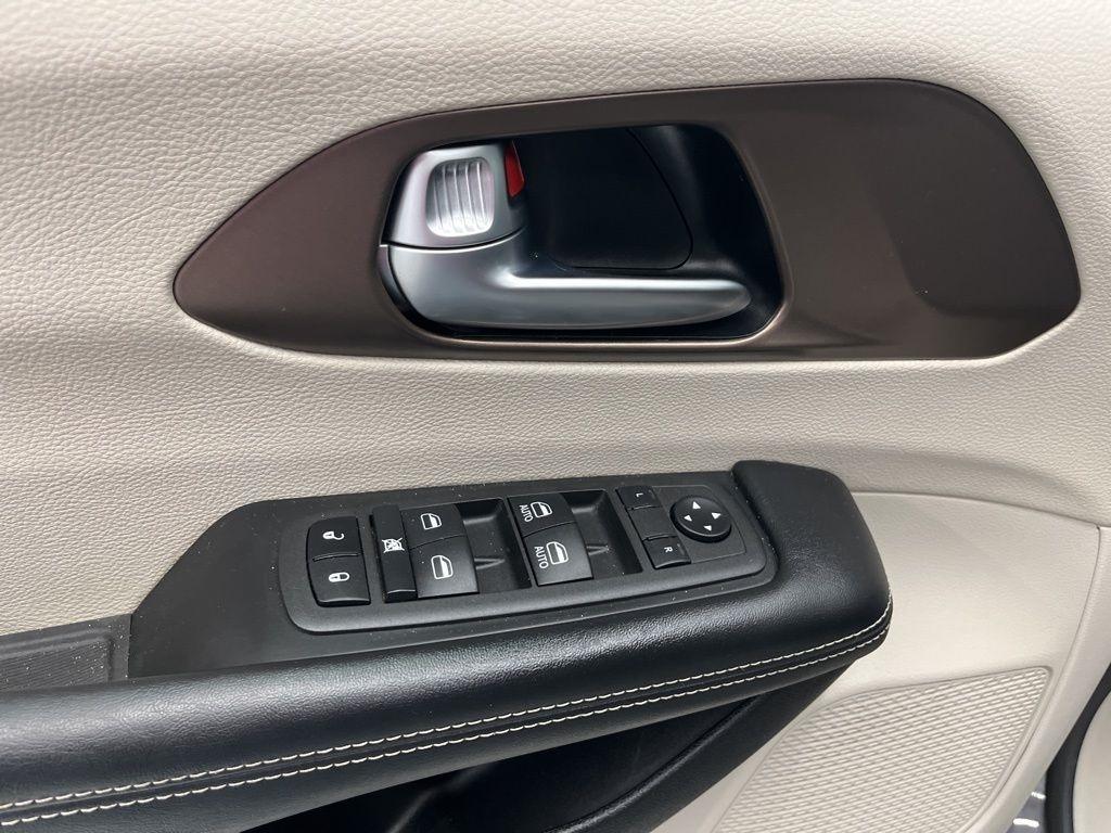 Chrysler Voyager LX FWD 2022