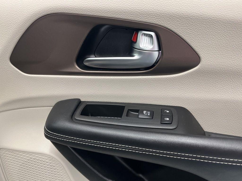 Chrysler Voyager LX FWD 2022