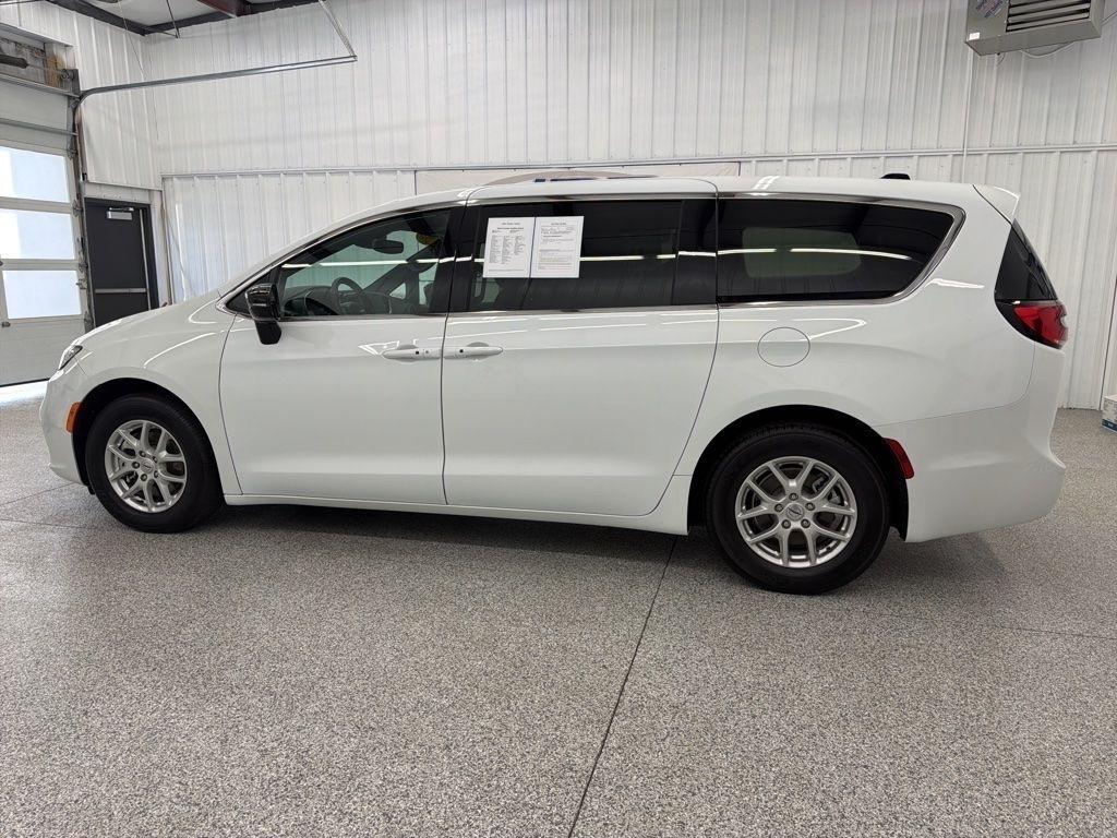 Chrysler Pacifica Select FWD 2025