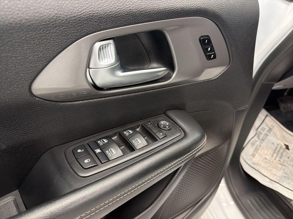 Chrysler Pacifica Select FWD 2025