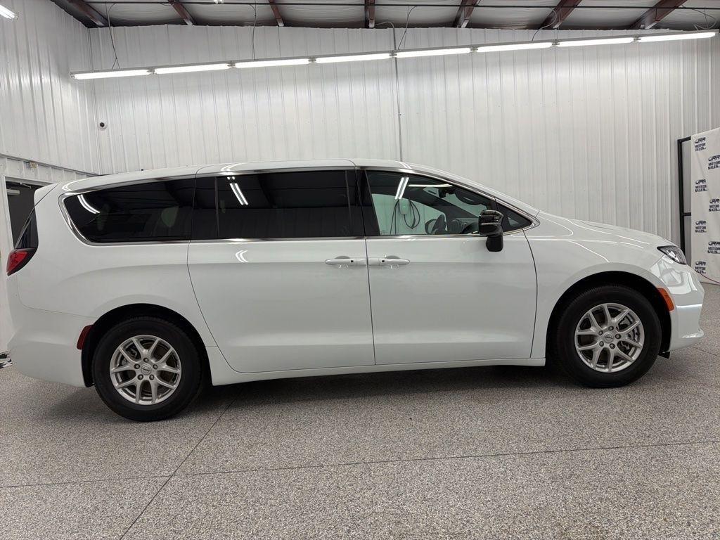 Chrysler Pacifica Select FWD 2025