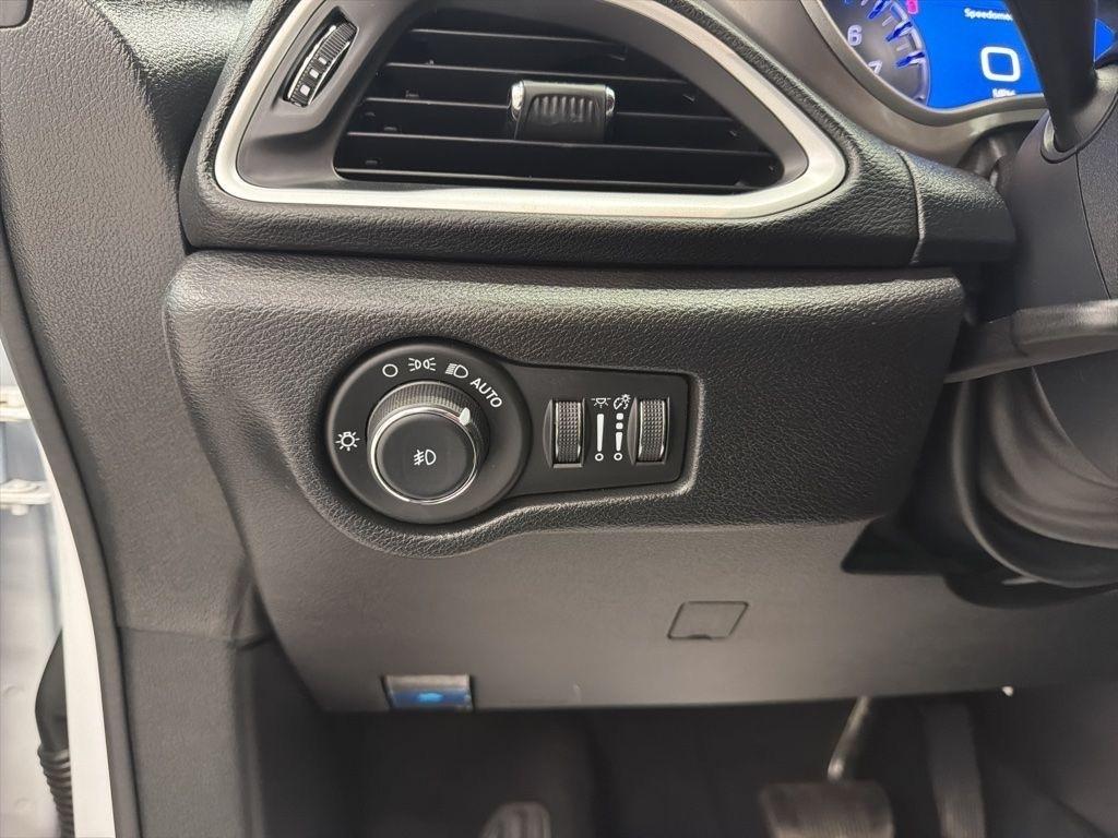 Chrysler Pacifica Select FWD 2025