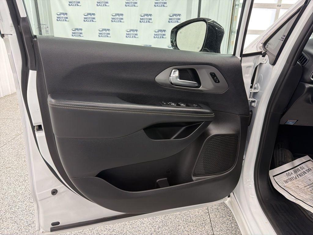 Chrysler Pacifica Select FWD 2025