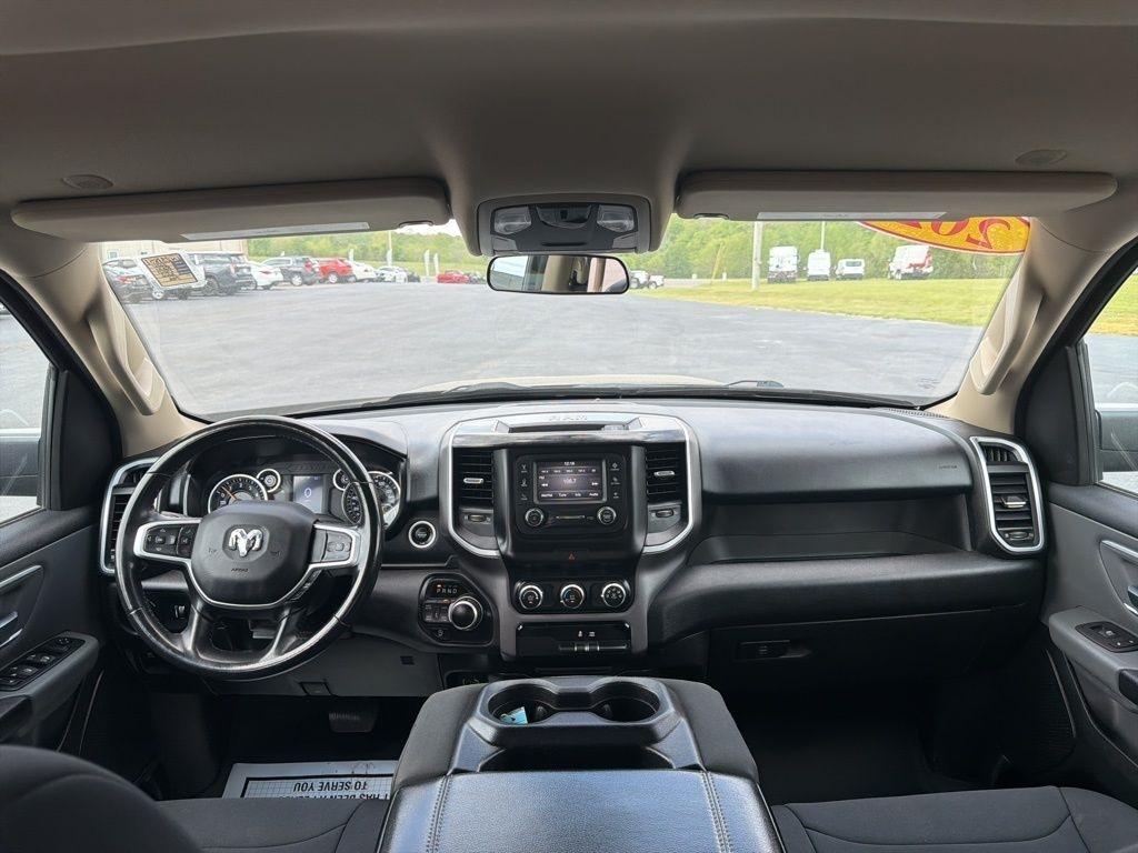 RAM 1500 Big Horn 4x4 Crew Cab 5'7" Box 2020