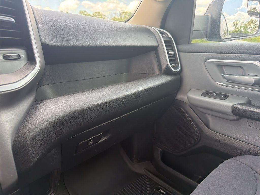 RAM 1500 Big Horn 4x4 Crew Cab 5'7" Box 2020