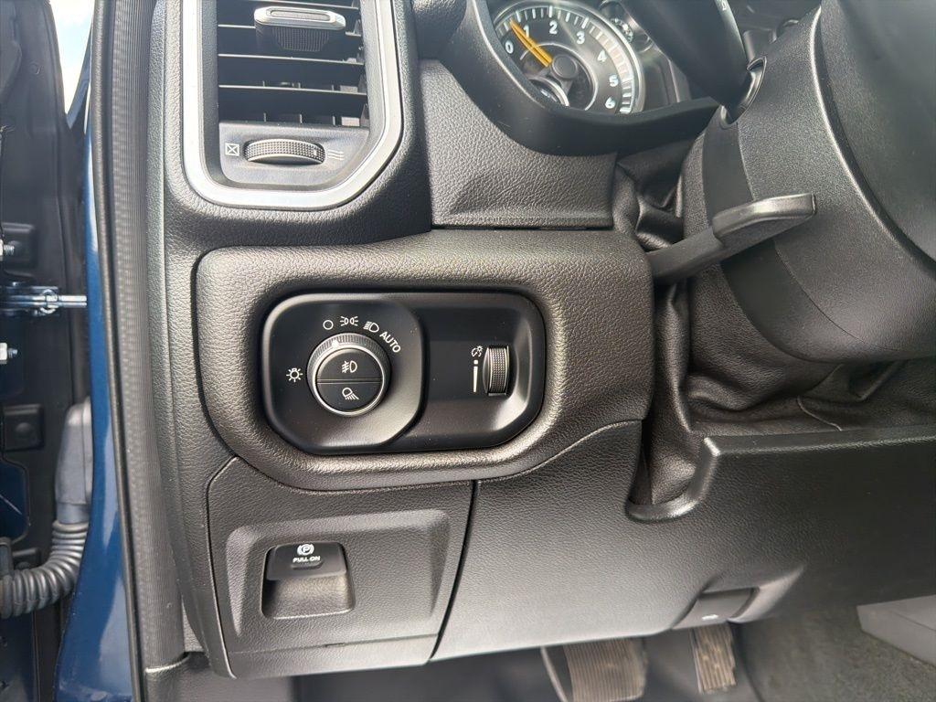RAM 1500 Big Horn 4x4 Crew Cab 5'7" Box 2020