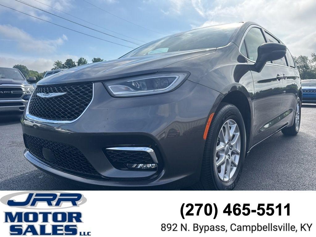 2023 Chrysler Pacifica Touring L's photo