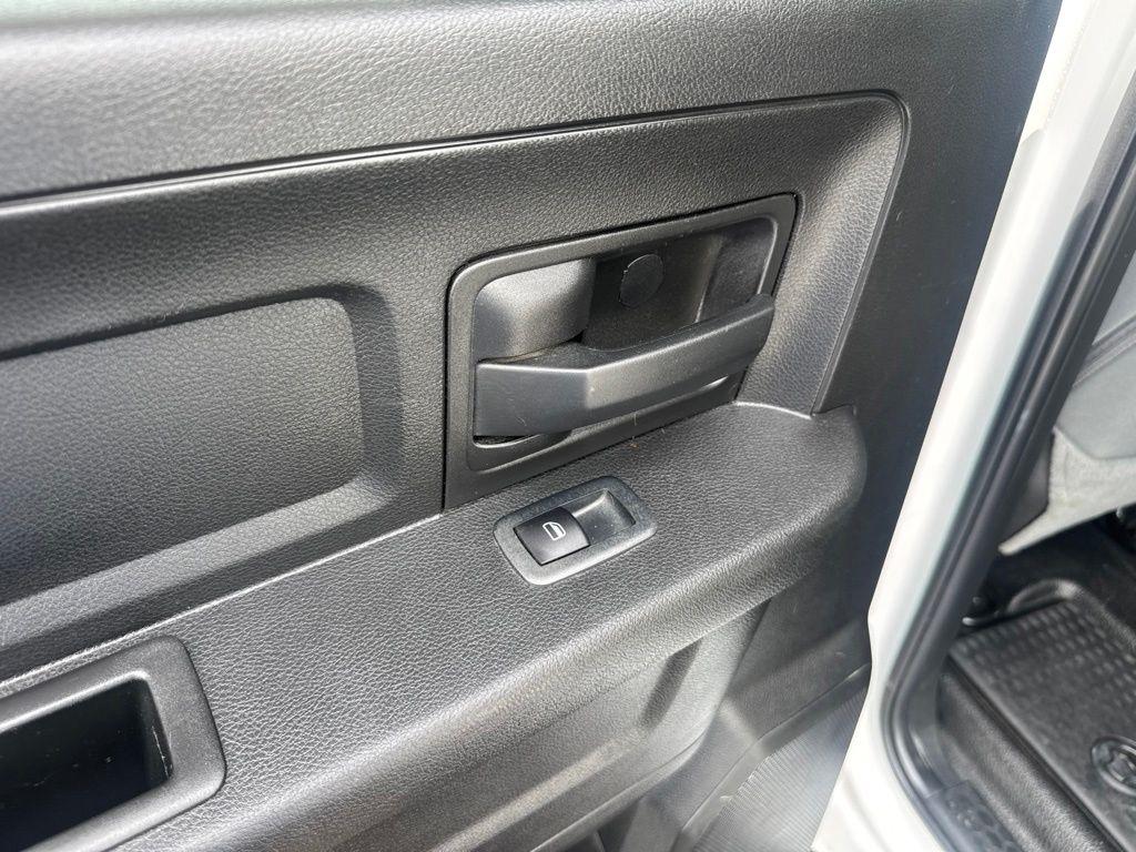 RAM 1500 Classic Tradesman 4x4 Crew Cab 5'7" Box 2020