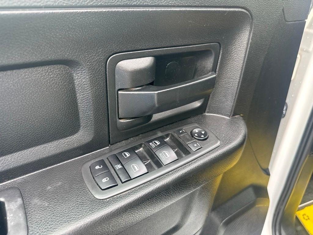 RAM 1500 Classic Tradesman 4x4 Crew Cab 5'7" Box 2020