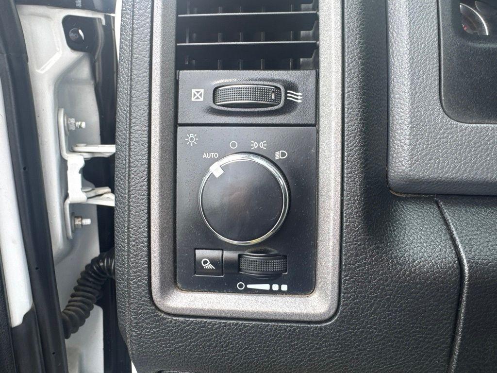 RAM 1500 Classic Tradesman 4x4 Crew Cab 5'7" Box 2020