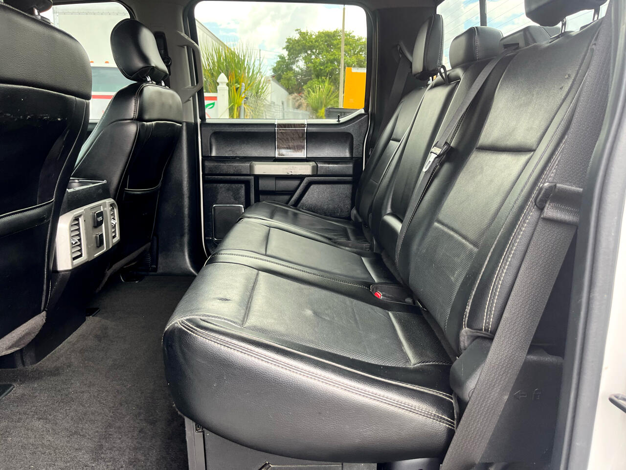 Ford F-350 SD Lariat Crew Cab DRW 4WD 2017 Ford F-350 SD Lariat Crew Cab DRW 4WD 2017