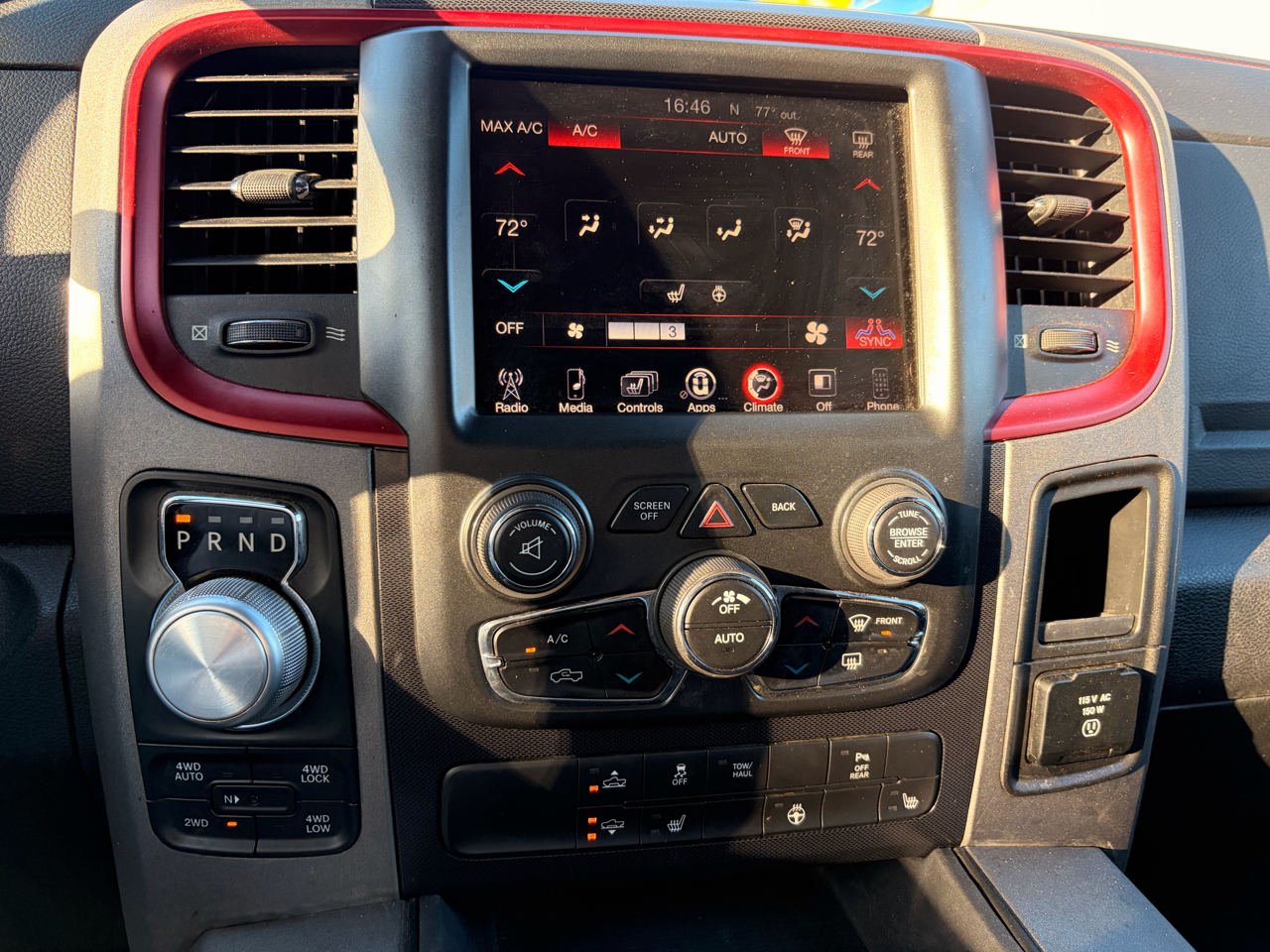 RAM 1500 4WD Crew Cab 140.5" Rebel 2016