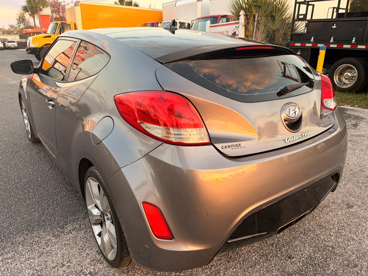 Hyundai Veloster Base 2013