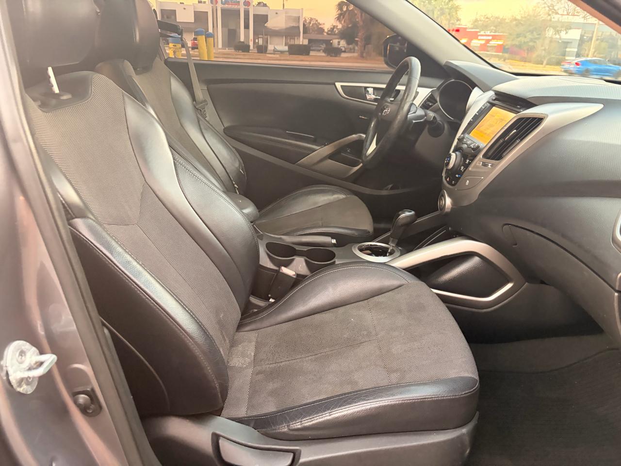 Hyundai Veloster Base 2013