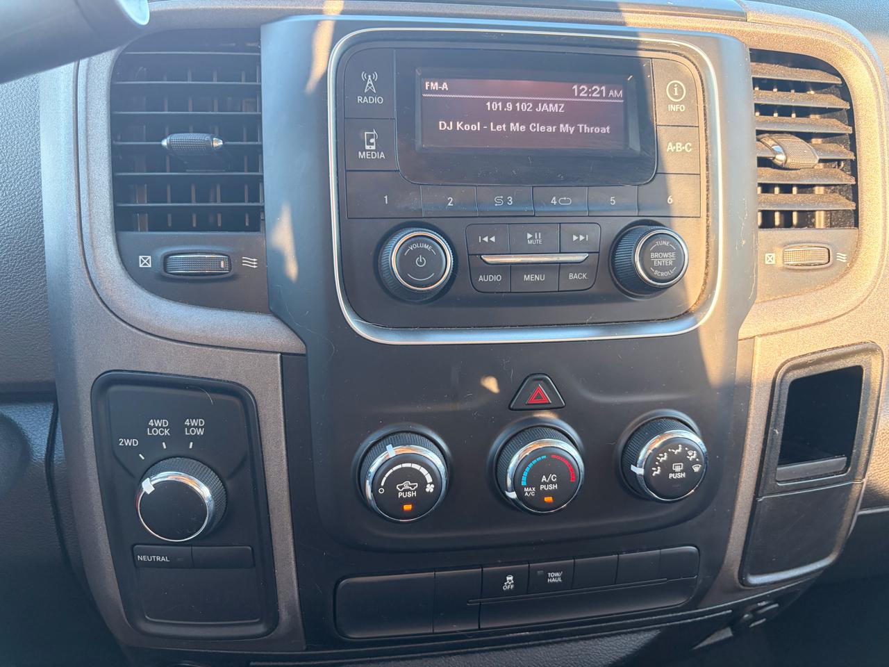 RAM 1500 4WD Quad Cab 140.5" Tradesman 2018