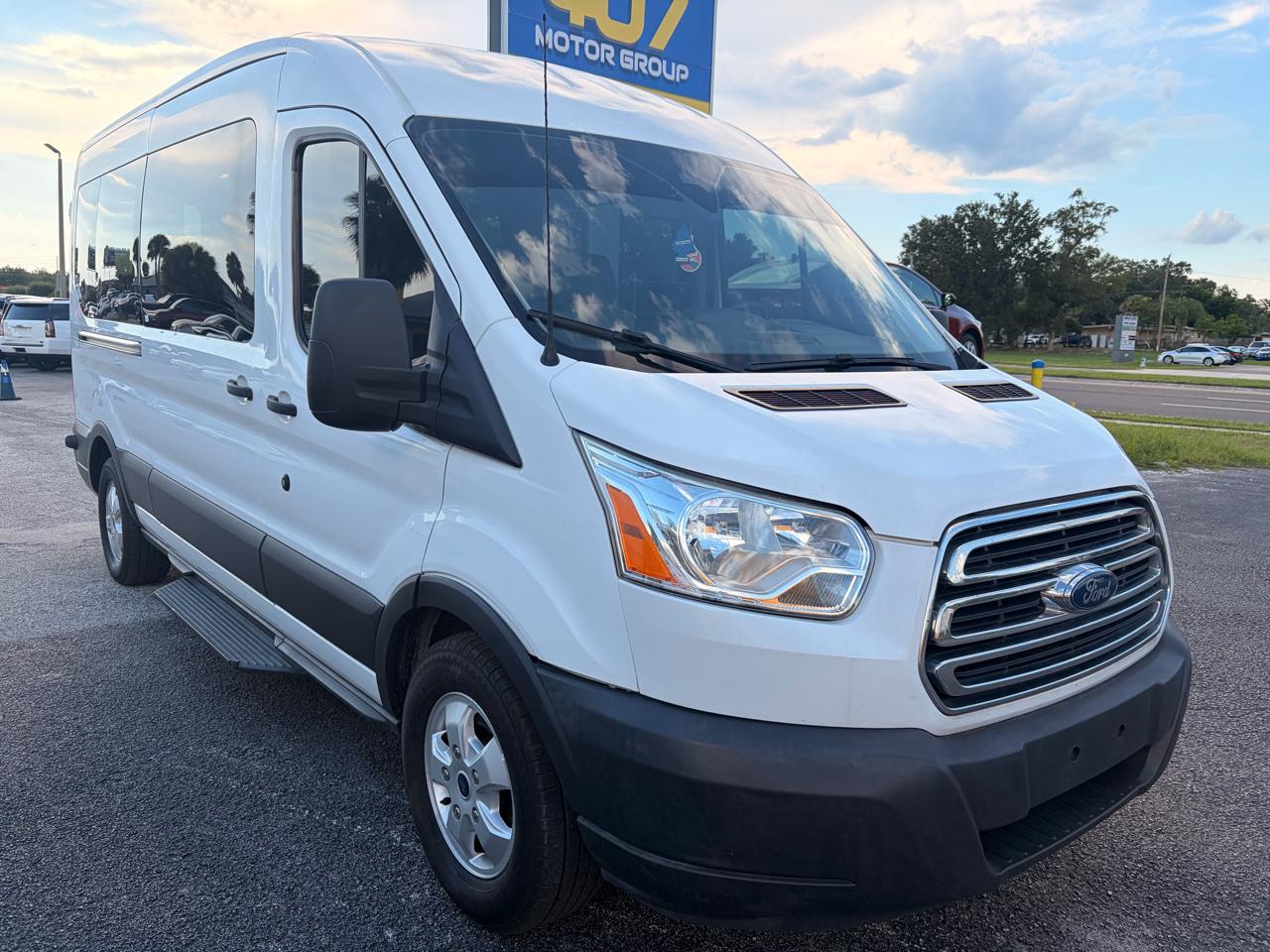 Ford Transit 350 Wagon Med. Roof XL w/Sliding Pass. 148-in. WB 2018
