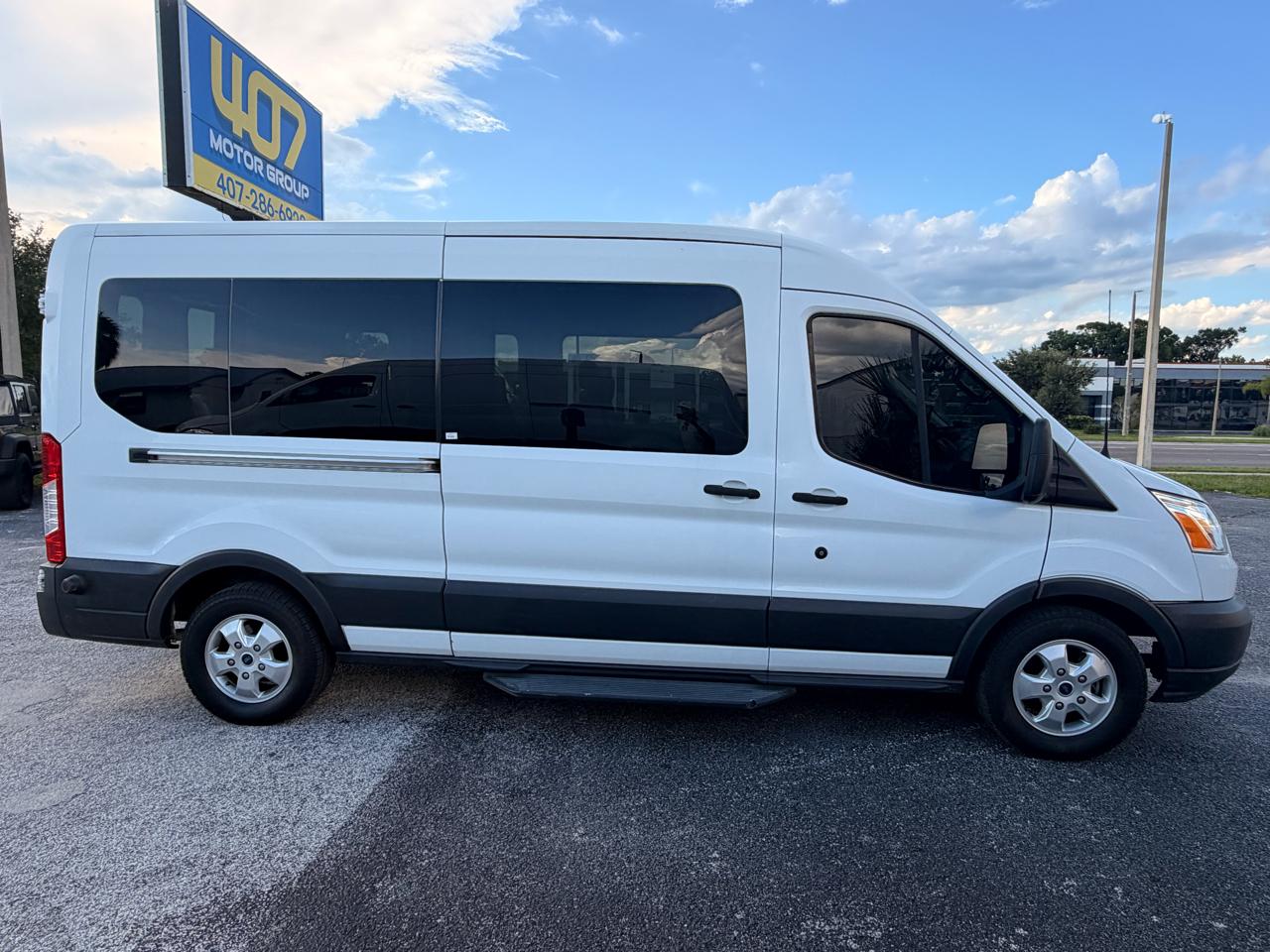 Ford Transit 350 Wagon Med. Roof XL w/Sliding Pass. 148-in. WB 2018