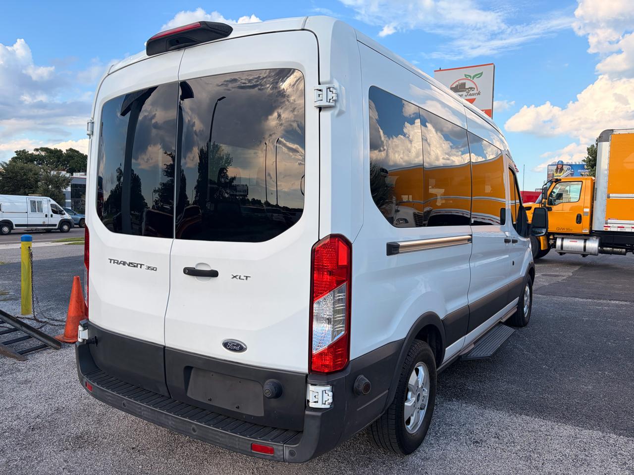 Ford Transit 350 Wagon Med. Roof XL w/Sliding Pass. 148-in. WB 2018
