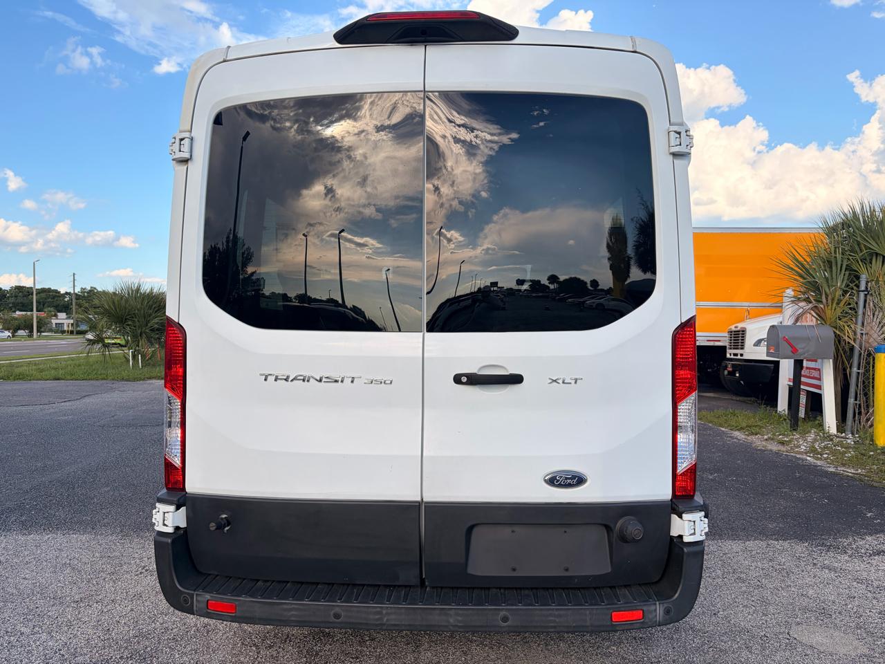 Ford Transit 350 Wagon Med. Roof XL w/Sliding Pass. 148-in. WB 2018