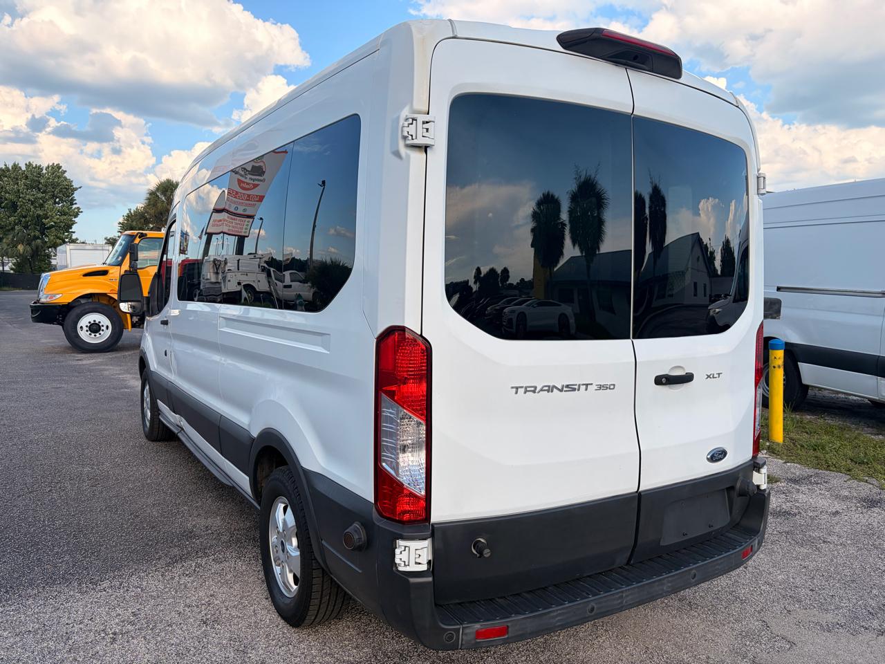 Ford Transit 350 Wagon Med. Roof XL w/Sliding Pass. 148-in. WB 2018