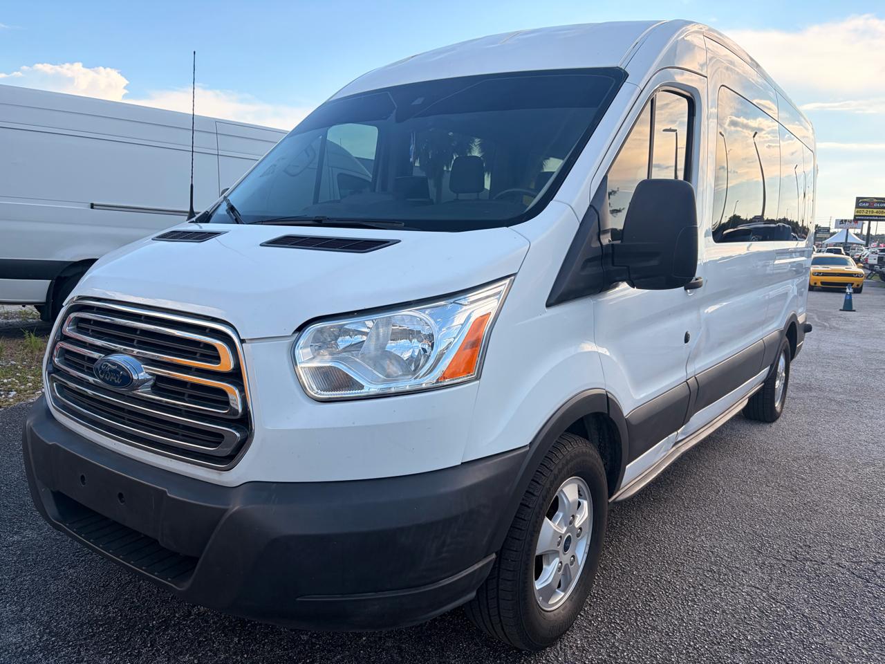 Ford Transit 350 Wagon Med. Roof XL w/Sliding Pass. 148-in. WB 2018