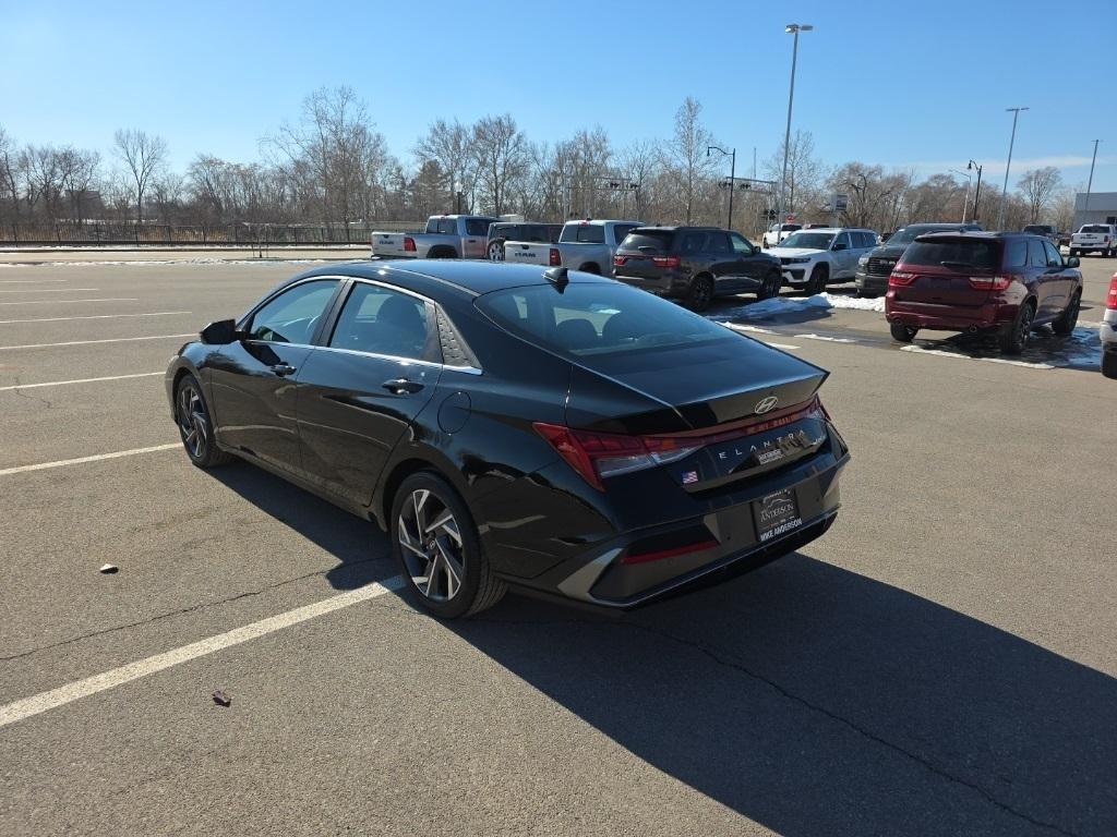 Hyundai Elantra  2024