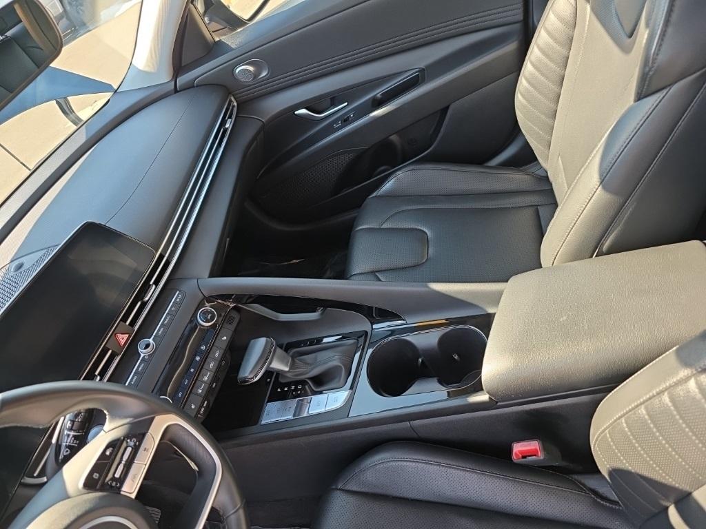 Hyundai Elantra  2024