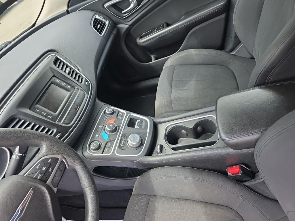 Chrysler 200  2016