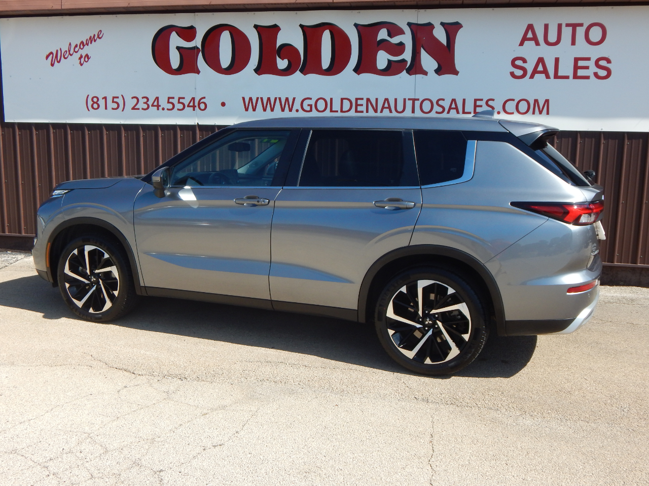 2024 Mitsubishi Outlander SE Black Edition photo 2