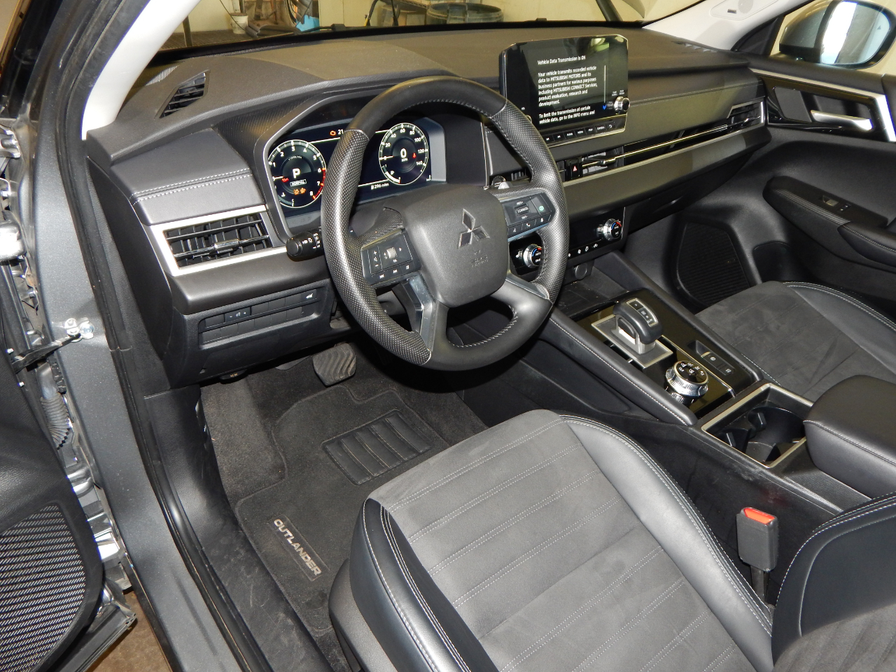 2024 Mitsubishi Outlander SE Black Edition photo 3