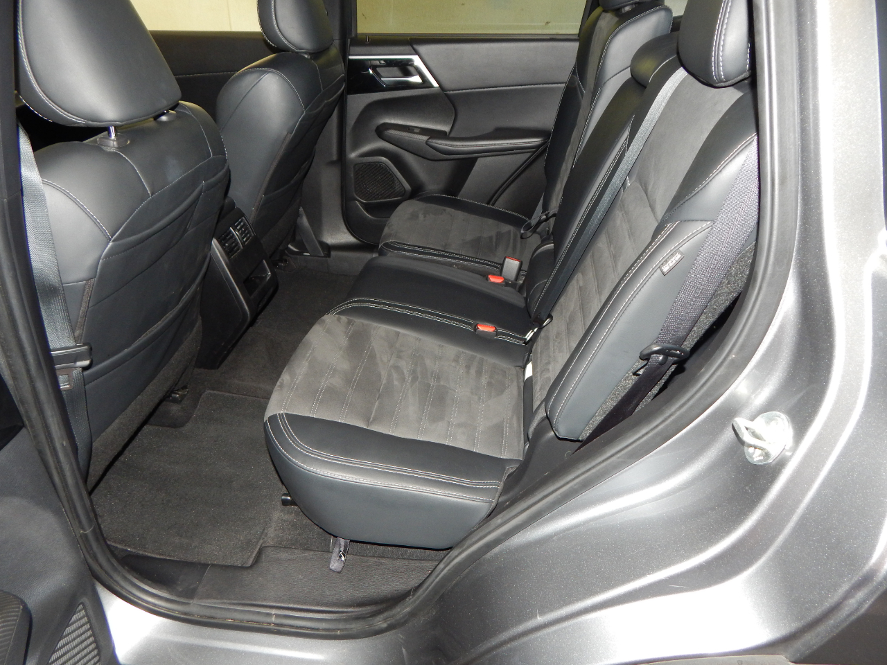 2024 Mitsubishi Outlander SE Black Edition photo 5