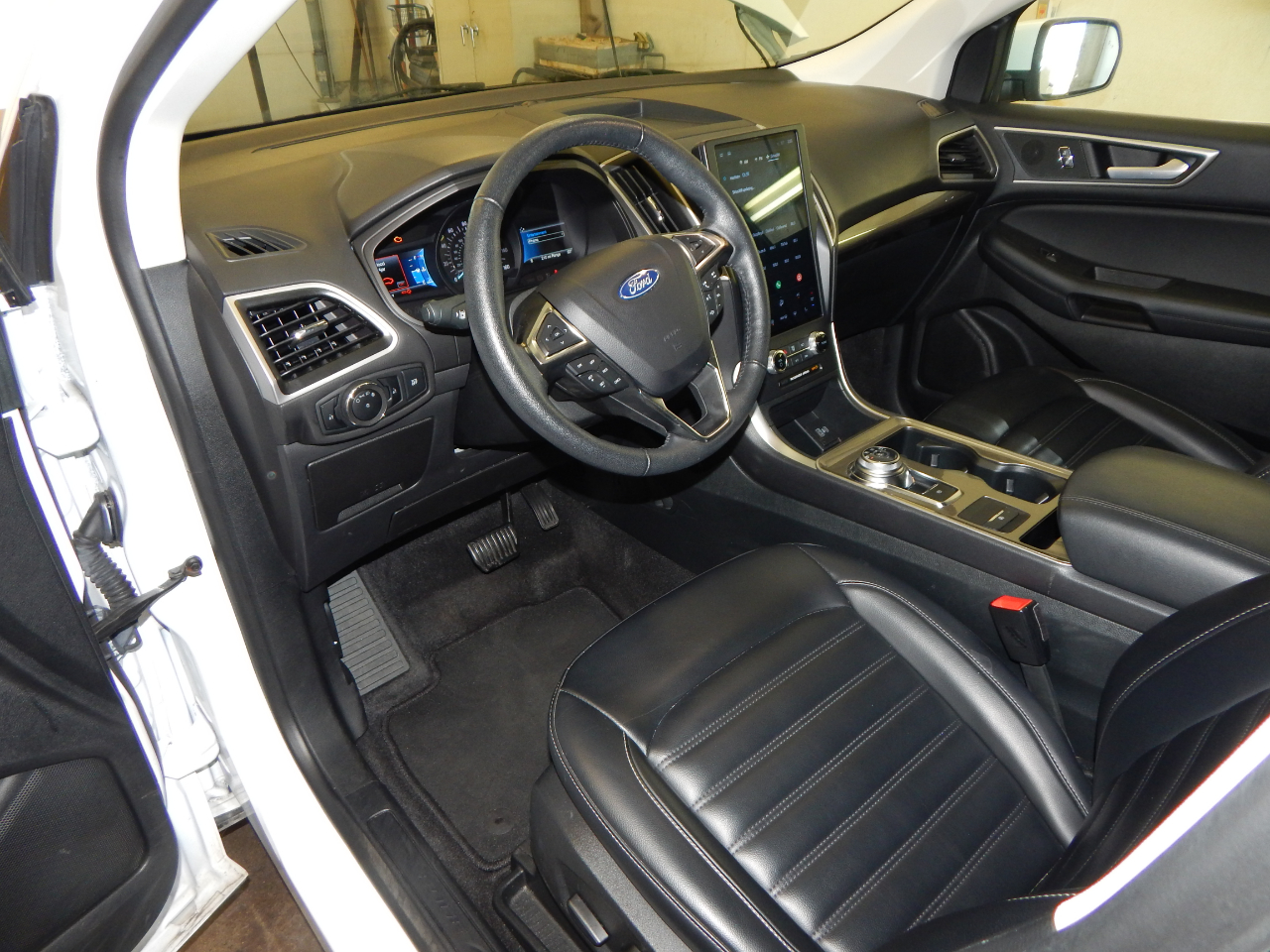 2024 Ford Edge SEL photo 2