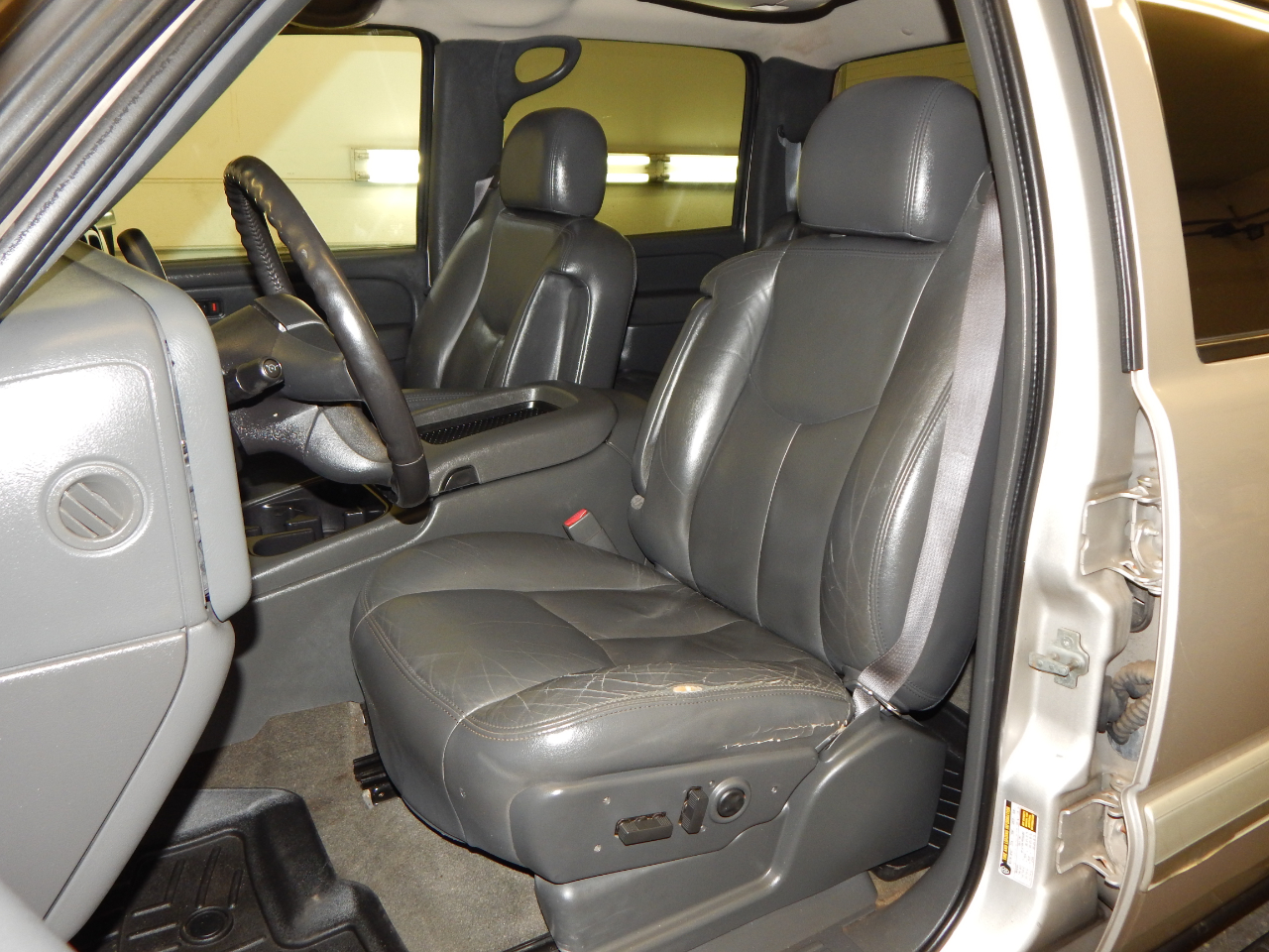 Chevrolet Silverado 2500HD Crew Cab 153" WB 4WD LT 2005