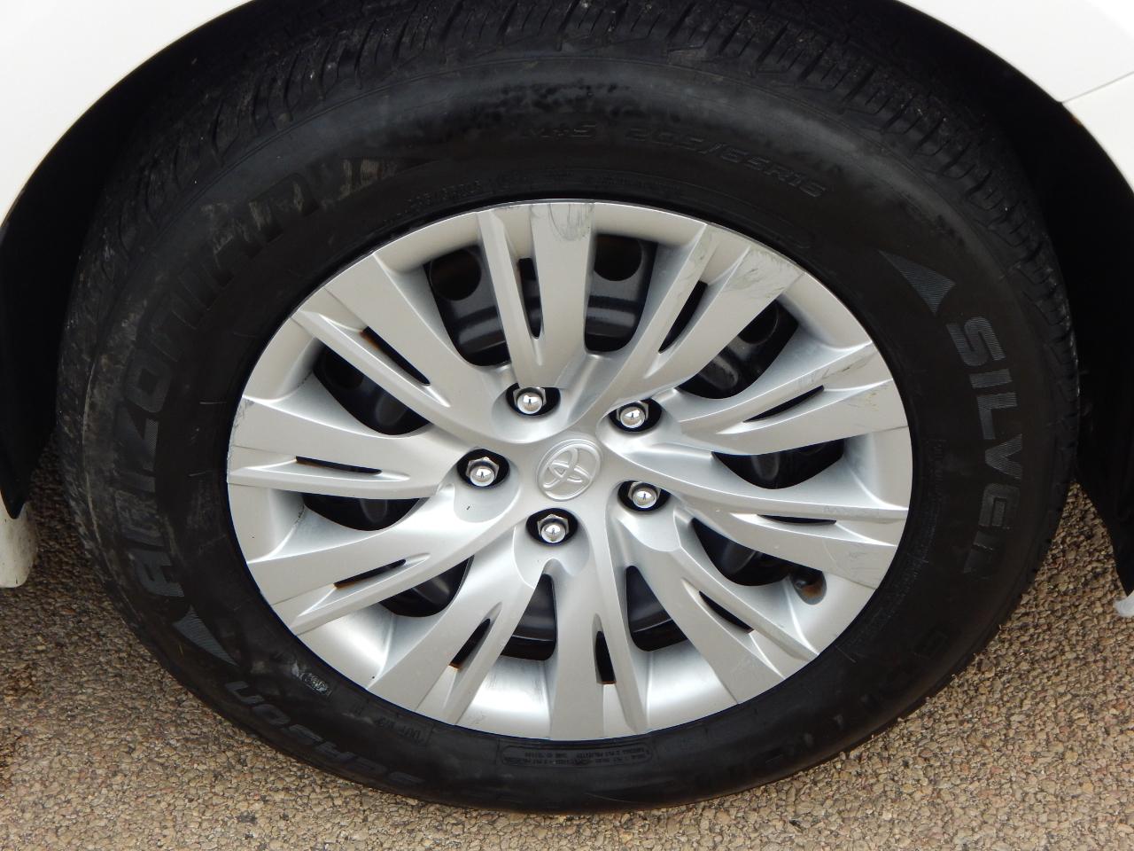 Toyota Camry 4dr Sdn I4 Auto LE (Natl) 2013